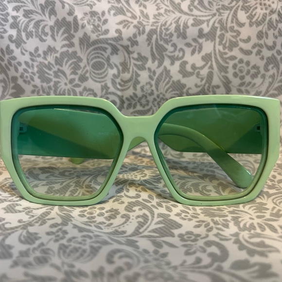 Sun glasses - Picture 2 of 3